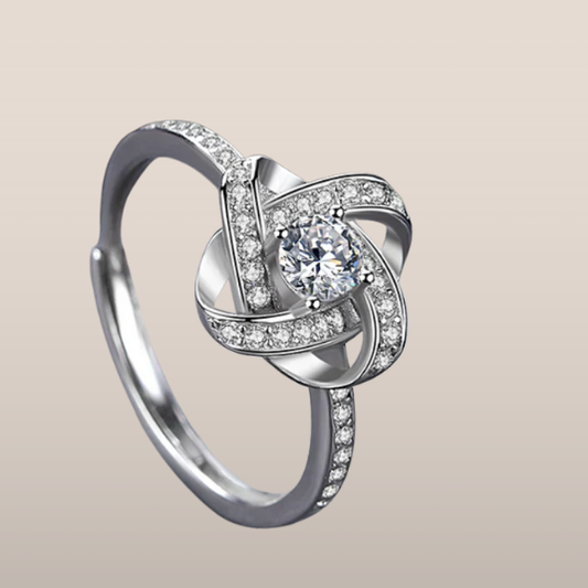 Dames Ring – Gevlochten Ring met Strasssteen en Glanzende Afwerking