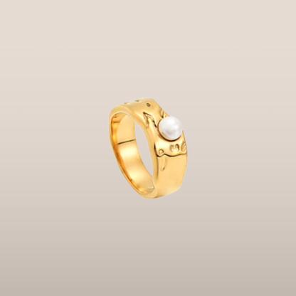 Dames Ring – Goudkleurige Band met Glanzende Parelaccent