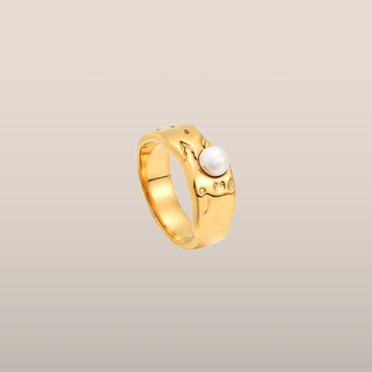 Dames Ring – Goudkleurige Band met Glanzende Parelaccent