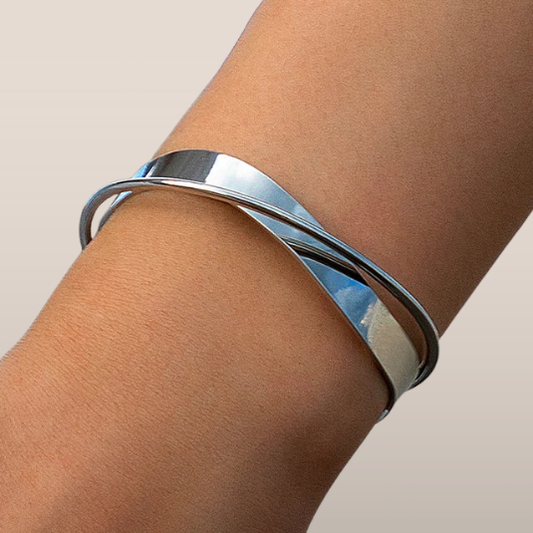 Dames Armband – Overslaand Metaaldesign in Zilverkleur