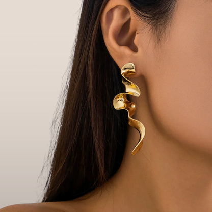 Dames Oorbellen – Gedraaide Metaalvorm met Abstract Design