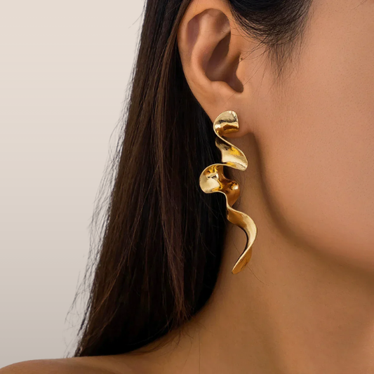 Dames Oorbellen – Gedraaide Metaalvorm met Abstract Design