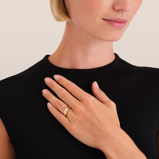 Dames Ring – Rechthoekige Steen in Massieve Band