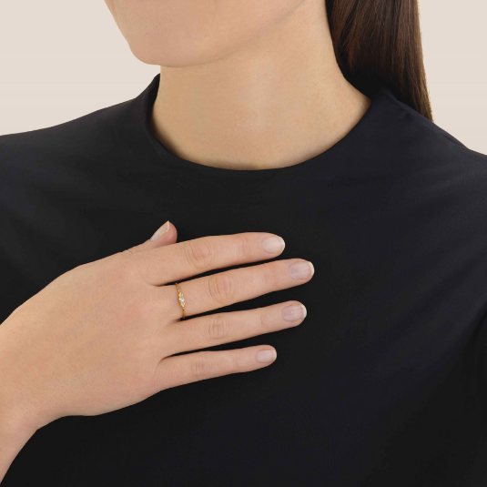 Dames Ring – Fijne Band met Bolvormige Details en Steen