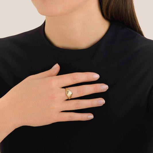 Dames Ring – Brede Geribbelde Band met Golvend Patroon