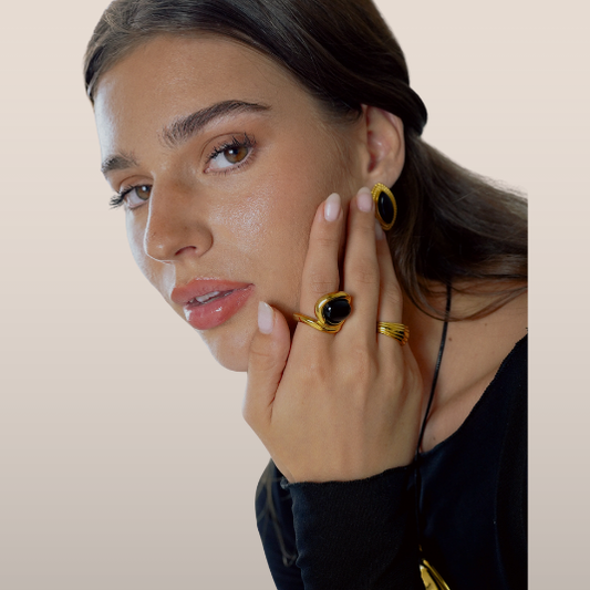 Dames Ring – Zwarte Steen met Gedraaide Rand