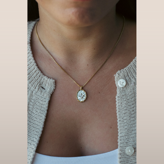 Dames ketting – Ronde hanger met parelmoerlook en centrale zetting