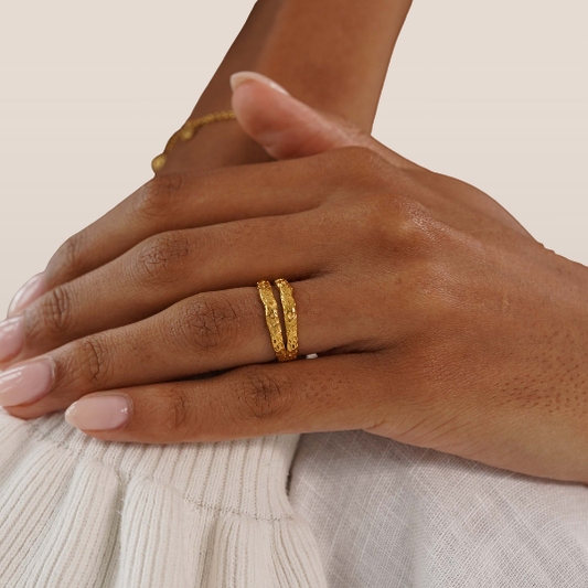 Dames ring – Open design met gehamerde structuur en splitvorm