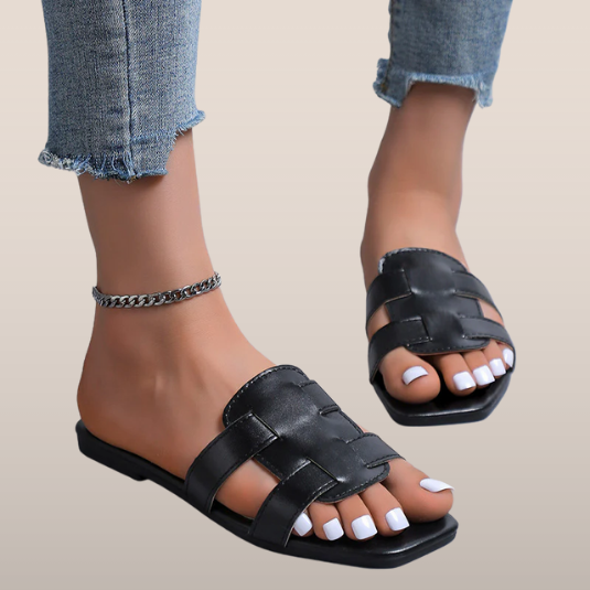 Lotte – Open Slippers met Gevlochten Band