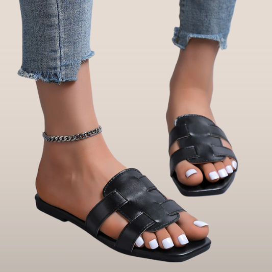 Lotte – Open Slippers met Gevlochten Band