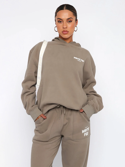 Lynn – Oversized Hoodie met Geborduurd Detail