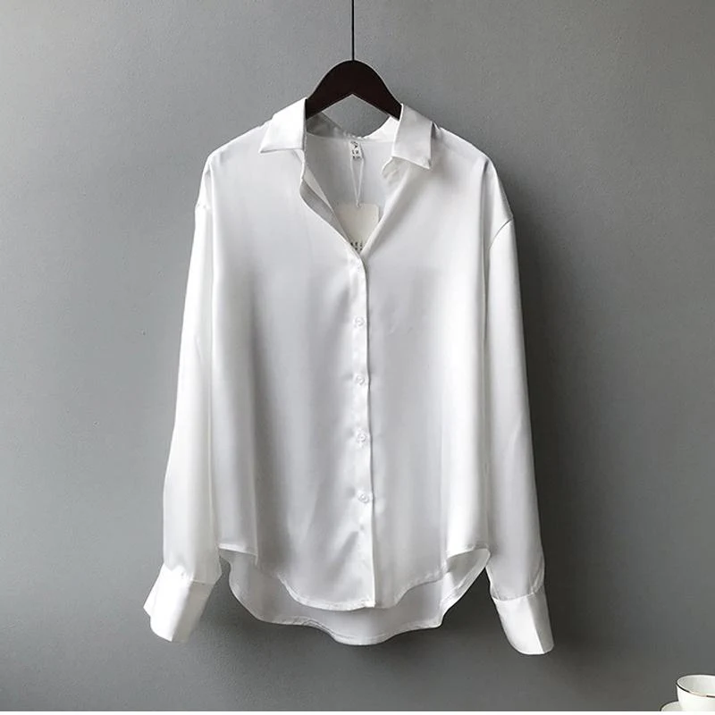 Maud – Satijnen Blouse met Knoopsluiting
