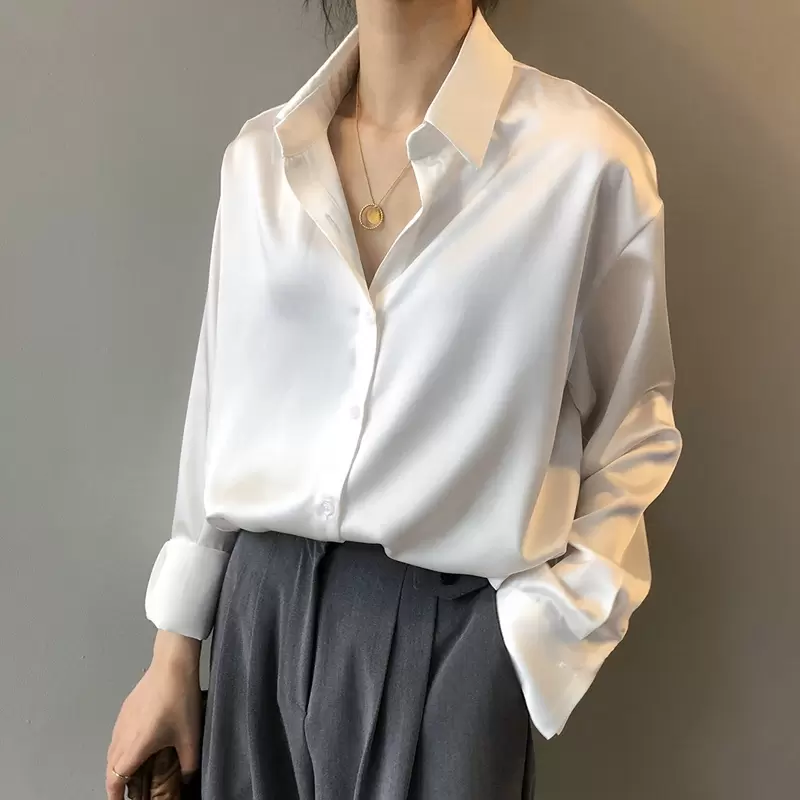 Maud – Satijnen Blouse met Knoopsluiting