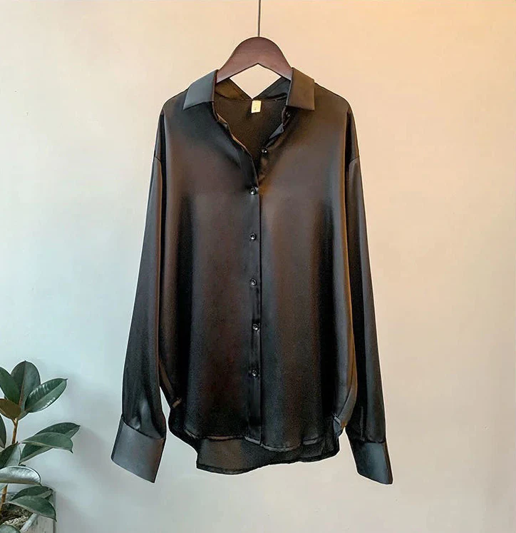 Maud – Satijnen Blouse met Knoopsluiting