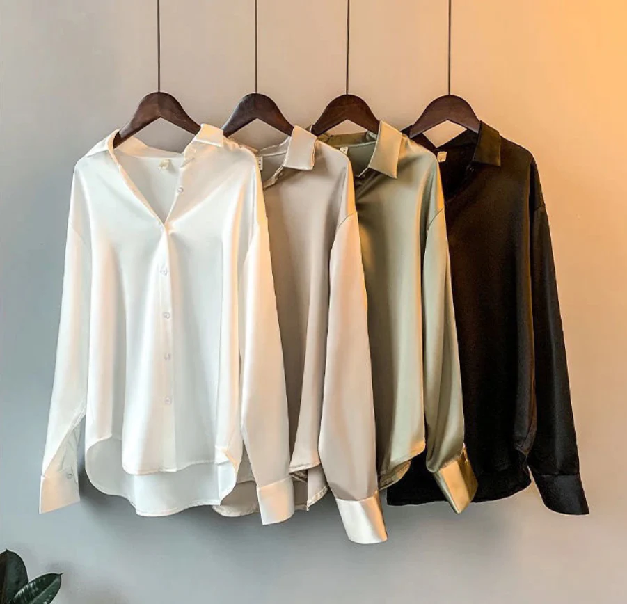 Maud – Satijnen Blouse met Knoopsluiting