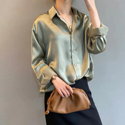 Maud – Satijnen Blouse met Knoopsluiting