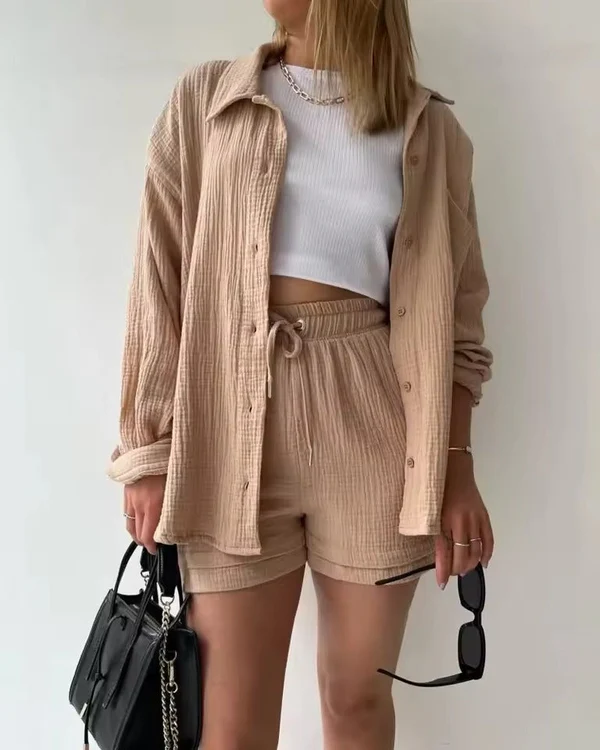 Nina – Luchtig Setje met Knoopshirt en Short